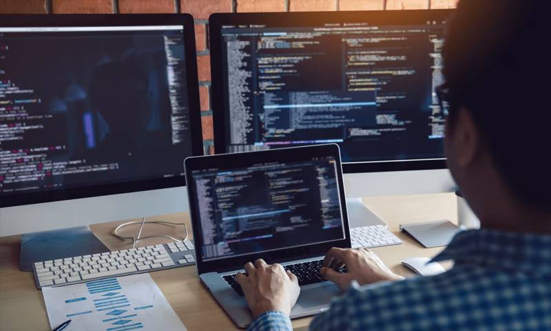 数据科学选型：R与Python如何赋能江城网站建设？
